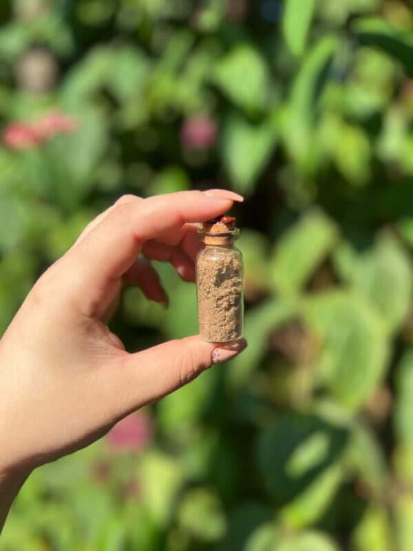 Pó de encanto é ideal para quem deseja atração, olhares, sedução, magnetismo, brilho pessoal e destaque. Pode ser usado na intenção para relacionamento amoroso rosa verde