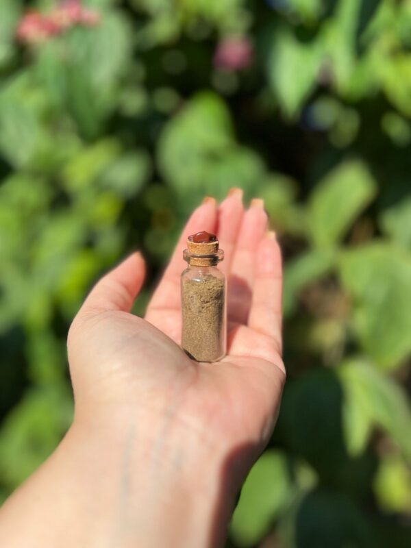 Pó de encanto é ideal para quem deseja atração, olhares, sedução, magnetismo, brilho pessoal e destaque. Pode ser usado na intenção para relacionamento amoroso rosa verde