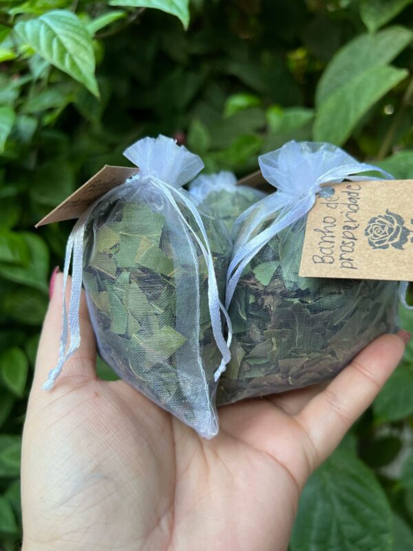 Este banho proporciona remoção de obstáculos, abundância, sorte e oportunidades rosa verde