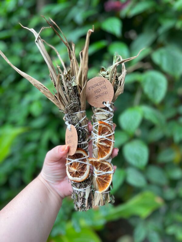 Incenso em bastão harmonia: Ideal para quem deseja equilibrar as energias, trazer alegria ao ambiente e favorecer o bem estar rosa verde