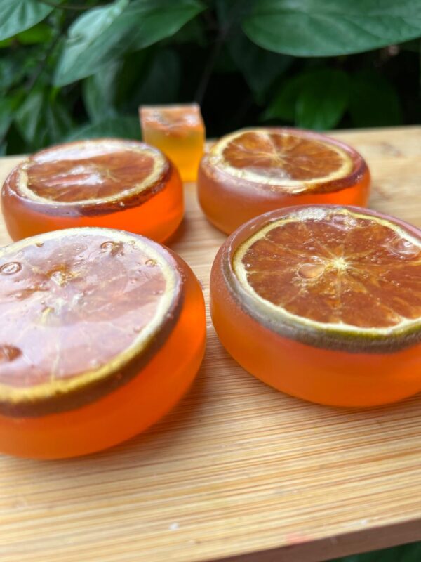 Sabonete de laranja, na magia e espiritualidade, é associado à alegria, prosperidade, energia vital e abertura de caminhos. A laranja, como fruta e essência, carrega uma vibração solar, quente e expansiva, ligada ao otimismo, ao sucesso e ao poder pessoal.