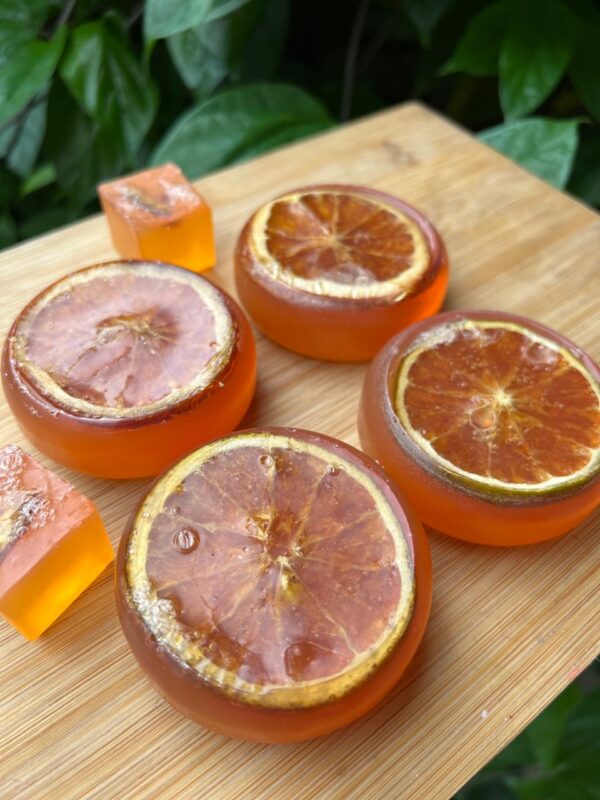 Sabonete de laranja, na magia e espiritualidade, é associado à alegria, prosperidade, energia vital e abertura de caminhos. A laranja, como fruta e essência, carrega uma vibração solar, quente e expansiva, ligada ao otimismo, ao sucesso e ao poder pessoal.