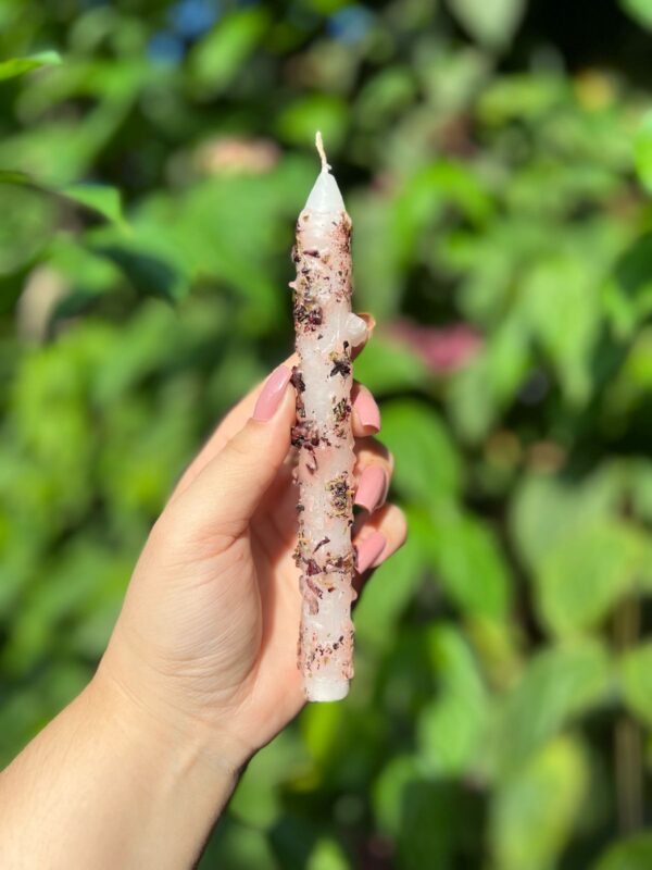 Vela Cigana Yasmin: ideal para quem busca trabalhar o amor próprio, fortalecer a autoestima, e trazer harmonia para os relacionamentos rosa verde