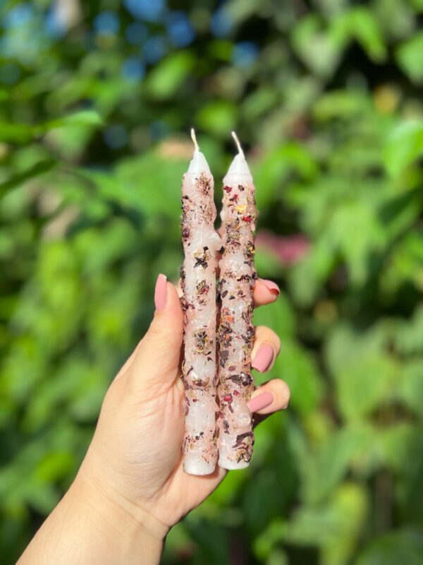 Vela Cigana Yasmin: ideal para quem busca trabalhar o amor próprio, fortalecer a autoestima, e trazer harmonia para os relacionamentos rosa verde