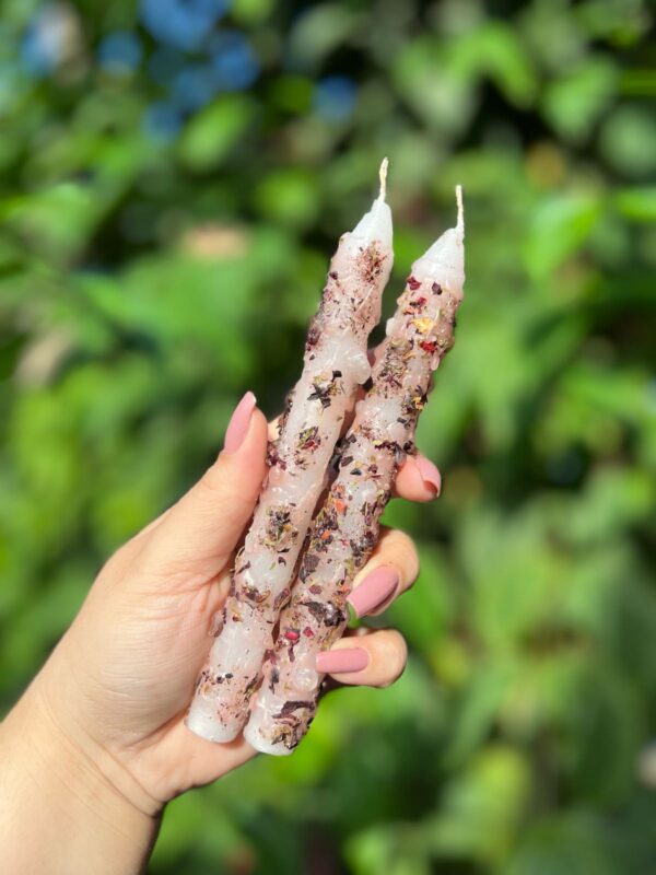 Vela Cigana Yasmin: ideal para quem busca trabalhar o amor próprio, fortalecer a autoestima, e trazer harmonia para os relacionamentos rosa verde