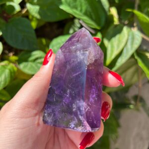 Ametista é um dos cristais mais espirituais e poderosos, muito usada para proteção, intuição e elevação espiritual. Sua cor varia do lilás claro ao roxo profundo, e ela é associada à paz interior e ao equilíbrio emocional. Ajuda na conexão espiritual, sonhos lúcidos, intuição e sabedoria. No ambiente ela purifica e eleva energia.