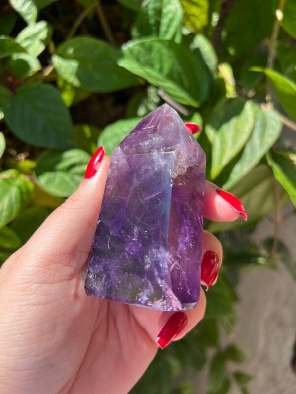 Ametista é um dos cristais mais espirituais e poderosos, muito usada para proteção, intuição e elevação espiritual. Sua cor varia do lilás claro ao roxo profundo, e ela é associada à paz interior e ao equilíbrio emocional. Ajuda na conexão espiritual, sonhos lúcidos, intuição e sabedoria. No ambiente ela purifica e eleva energia.