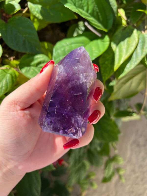 Ametista é um dos cristais mais espirituais e poderosos, muito usada para proteção, intuição e elevação espiritual. Sua cor varia do lilás claro ao roxo profundo, e ela é associada à paz interior e ao equilíbrio emocional. Ajuda na conexão espiritual, sonhos lúcidos, intuição e sabedoria. No ambiente ela purifica e eleva energia.
