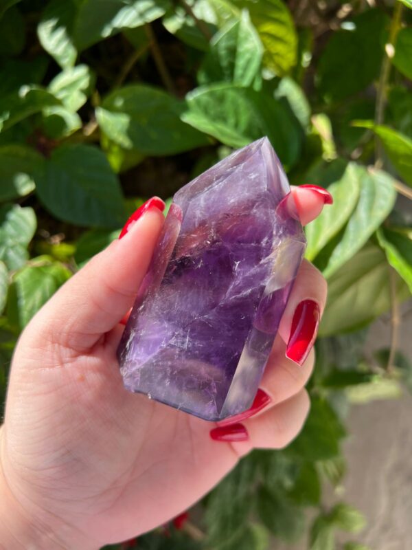 Ametista é um dos cristais mais espirituais e poderosos, muito usada para proteção, intuição e elevação espiritual. Sua cor varia do lilás claro ao roxo profundo, e ela é associada à paz interior e ao equilíbrio emocional. Ajuda na conexão espiritual, sonhos lúcidos, intuição e sabedoria. No ambiente ela purifica e eleva energia.