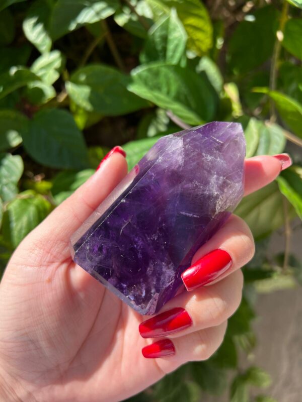Ametista é um dos cristais mais espirituais e poderosos, muito usada para proteção, intuição e elevação espiritual. Sua cor varia do lilás claro ao roxo profundo, e ela é associada à paz interior e ao equilíbrio emocional. Ajuda na conexão espiritual, sonhos lúcidos, intuição e sabedoria. No ambiente ela purifica e eleva energia.