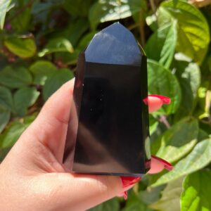 Obsidiana: uma rocha vulcânica vítrea formada pelo resfriamento rápido da lava. Ela é conhecida por seu brilho escuro, geralmente preto, e por suas propriedades místicas e históricas.