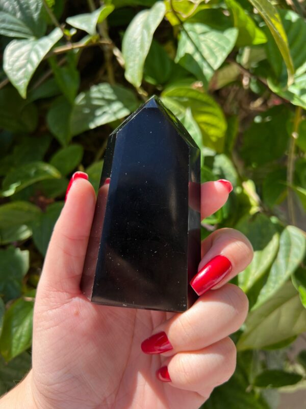 Obsidiana: uma rocha vulcânica vítrea formada pelo resfriamento rápido da lava. Ela é conhecida por seu brilho escuro, geralmente preto, e por suas propriedades místicas e históricas.