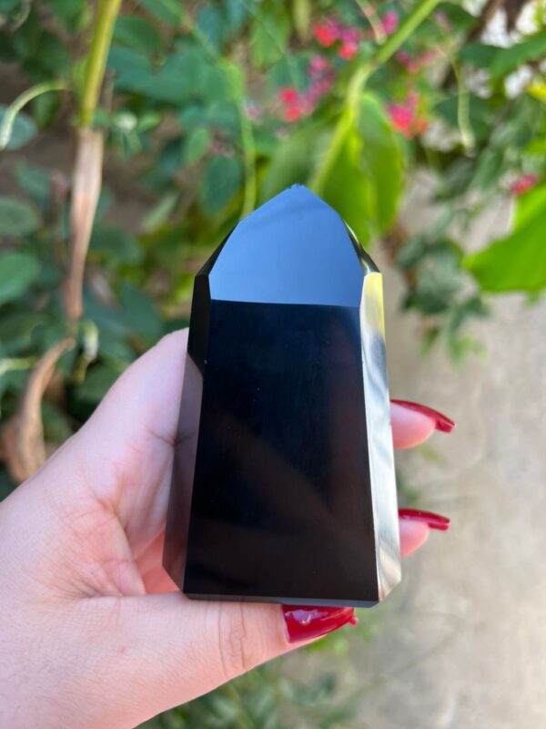 Obsidiana: uma rocha vulcânica vítrea formada pelo resfriamento rápido da lava. Ela é conhecida por seu brilho escuro, geralmente preto, e por suas propriedades místicas e históricas.