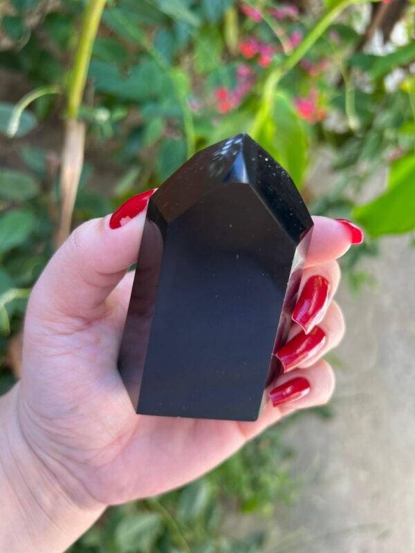 Obsidiana: uma rocha vulcânica vítrea formada pelo resfriamento rápido da lava. Ela é conhecida por seu brilho escuro, geralmente preto, e por suas propriedades místicas e históricas.