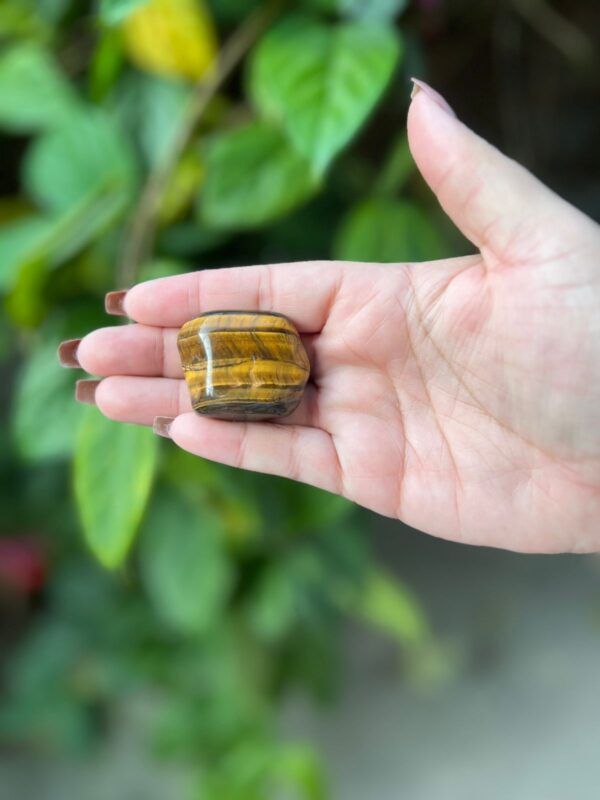 Unidade de pedra rolada de olho de tigre, ideal para quem precisa encarar situações com bravura, força e principalmente executar tarefas para ajudar o campo material. 