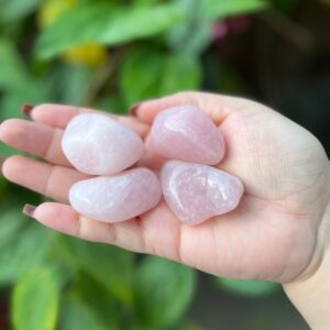 Unidade de pedra rolada de Quartzo rosa,tamém conhecida como pedra do amor é Ideal para quem busca por amor, afetividade, cura e proteção emocional.