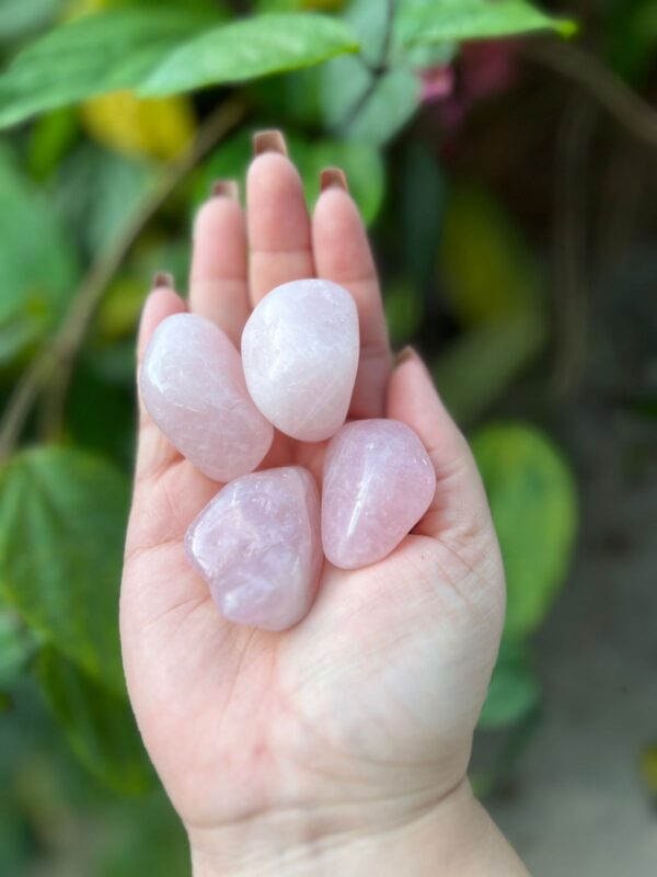 Unidade de pedra rolada de Quartzo rosa,tamém conhecida como pedra do amor é Ideal para quem busca por amor, afetividade, cura e proteção emocional.