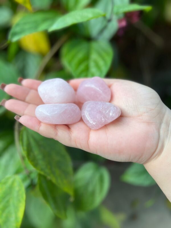 Unidade de pedra rolada de Quartzo rosa,tamém conhecida como pedra do amor é Ideal para quem busca por amor, afetividade, cura e proteção emocional.