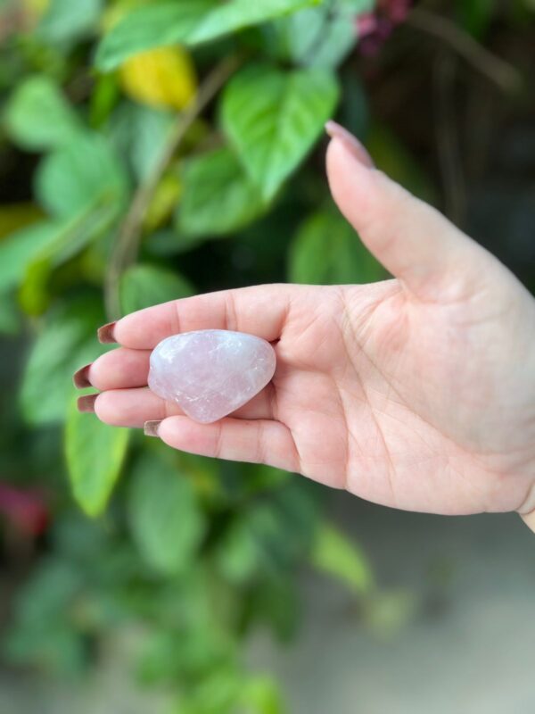 Unidade de pedra rolada de Quartzo rosa,tamém conhecida como pedra do amor é Ideal para quem busca por amor, afetividade, cura e proteção emocional.