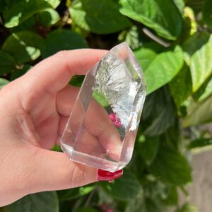 Ponta de quartzo cristal (também chamado de quartzo transparente) é um dos cristais mais versáteis e poderosos na espiritualidade e na cristaloterapia. Ele é considerado o “mestre dos cristais” por sua capacidade de amplificar, purificar e direcionar energias.