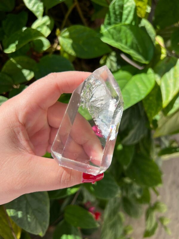 Ponta de quartzo cristal (também chamado de quartzo transparente) é um dos cristais mais versáteis e poderosos na espiritualidade e na cristaloterapia. Ele é considerado o “mestre dos cristais” por sua capacidade de amplificar, purificar e direcionar energias.