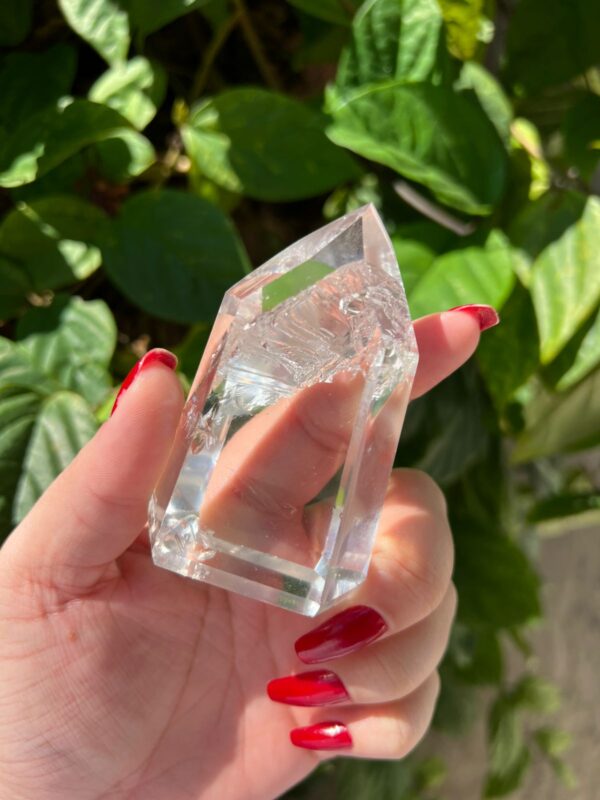 Ponta de quartzo cristal (também chamado de quartzo transparente) é um dos cristais mais versáteis e poderosos na espiritualidade e na cristaloterapia. Ele é considerado o “mestre dos cristais” por sua capacidade de amplificar, purificar e direcionar energias.