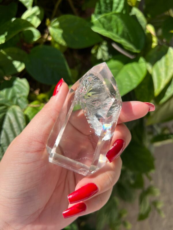 Ponta de quartzo cristal (também chamado de quartzo transparente) é um dos cristais mais versáteis e poderosos na espiritualidade e na cristaloterapia. Ele é considerado o “mestre dos cristais” por sua capacidade de amplificar, purificar e direcionar energias.