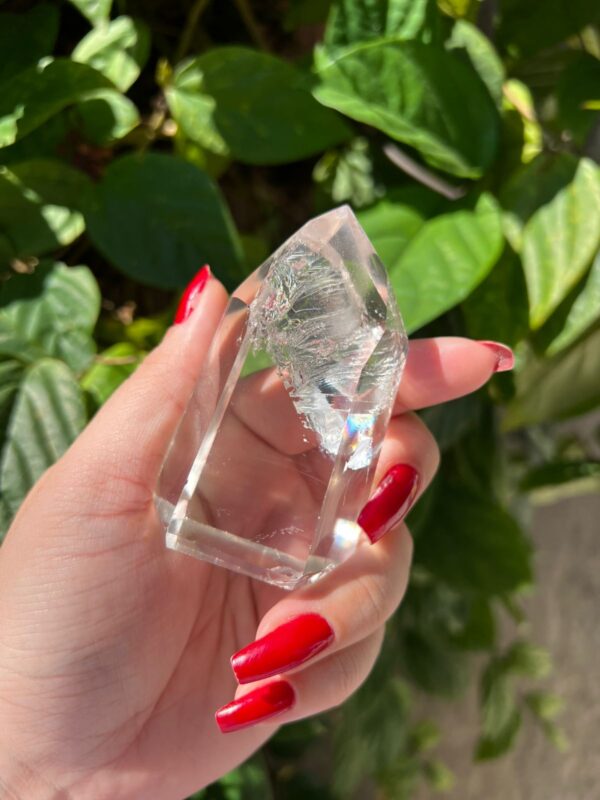 Ponta de quartzo cristal (também chamado de quartzo transparente) é um dos cristais mais versáteis e poderosos na espiritualidade e na cristaloterapia. Ele é considerado o “mestre dos cristais” por sua capacidade de amplificar, purificar e direcionar energias.