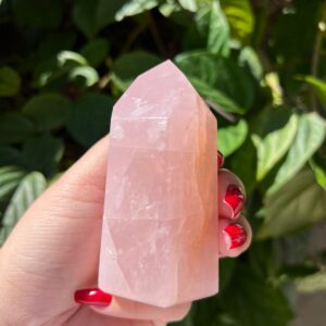 Quartzo rosa é o cristal do amor, da cura emocional e da harmonia. Ele é um dos cristais mais usados na espiritualidade e na terapia com cristais por sua energia suave, acolhedora e transformadora.