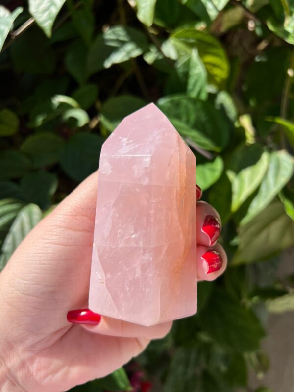 Quartzo rosa é o cristal do amor, da cura emocional e da harmonia. Ele é um dos cristais mais usados na espiritualidade e na terapia com cristais por sua energia suave, acolhedora e transformadora.