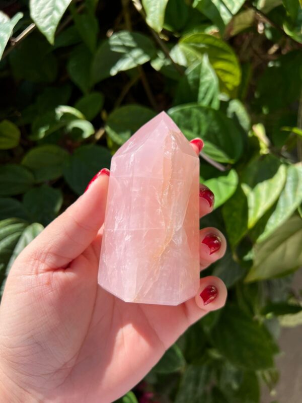 Quartzo rosa é o cristal do amor, da cura emocional e da harmonia. Ele é um dos cristais mais usados na espiritualidade e na terapia com cristais por sua energia suave, acolhedora e transformadora.