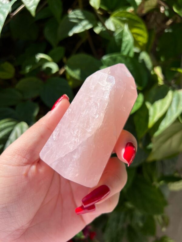 Quartzo rosa é o cristal do amor, da cura emocional e da harmonia. Ele é um dos cristais mais usados na espiritualidade e na terapia com cristais por sua energia suave, acolhedora e transformadora.