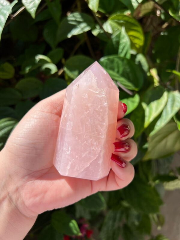 Quartzo rosa é o cristal do amor, da cura emocional e da harmonia. Ele é um dos cristais mais usados na espiritualidade e na terapia com cristais por sua energia suave, acolhedora e transformadora.