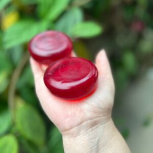 Elevação da autoestima e do amor-próprio: O hibisco é associado ao chakra cardíaco e ao feminino sagrado, trazendo leveza, beleza interior e amor por si mesma. Ritual de beleza espiritual: Pode ser usado antes de encontros, rituais de autocuidado ou banhos de sedução.