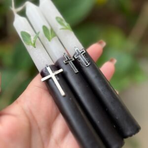 Vela de preto Velho consagrado em ritual a eles. Acender uma vela para Preto Velho é um ato de fé, respeito e conexão espiritual. Os Pretos Velhos são entidades de luz, sabedoria e humildade. Usar vela preta e branca (bicolor), símbolo do equilíbrio espiritual, ou só preta (em alguns terreiros), quando se pede limpeza profunda e firmeza. Segunda-feira é o dia mais associado aos Pretos Velhos, mas você pode acender em qualquer dia, com fé e respeito. Eles trabalham principalmente na cura emocional e espiritual, no aconselhamento e na limpeza de caminhos.
