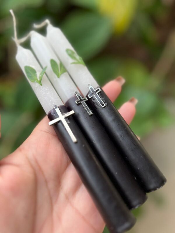 Vela de preto Velho consagrado em ritual a eles. Acender uma vela para Preto Velho é um ato de fé, respeito e conexão espiritual. Os Pretos Velhos são entidades de luz, sabedoria e humildade. Usar vela preta e branca (bicolor), símbolo do equilíbrio espiritual, ou só preta (em alguns terreiros), quando se pede limpeza profunda e firmeza. Segunda-feira é o dia mais associado aos Pretos Velhos, mas você pode acender em qualquer dia, com fé e respeito. Eles trabalham principalmente na cura emocional e espiritual, no aconselhamento e na limpeza de caminhos.