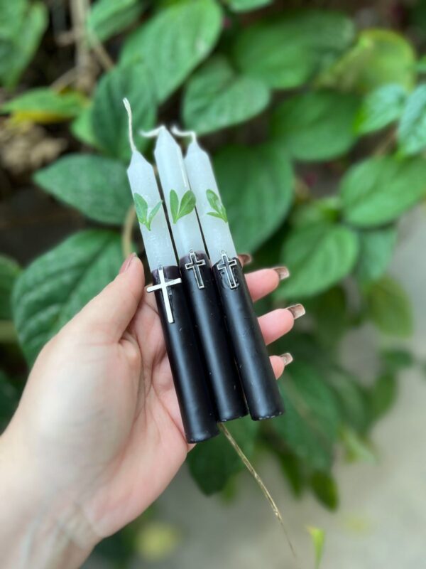 Vela de preto Velho consagrado em ritual a eles. Acender uma vela para Preto Velho é um ato de fé, respeito e conexão espiritual. Os Pretos Velhos são entidades de luz, sabedoria e humildade. Usar vela preta e branca (bicolor), símbolo do equilíbrio espiritual, ou só preta (em alguns terreiros), quando se pede limpeza profunda e firmeza. Segunda-feira é o dia mais associado aos Pretos Velhos, mas você pode acender em qualquer dia, com fé e respeito. Eles trabalham principalmente na cura emocional e espiritual, no aconselhamento e na limpeza de caminhos.