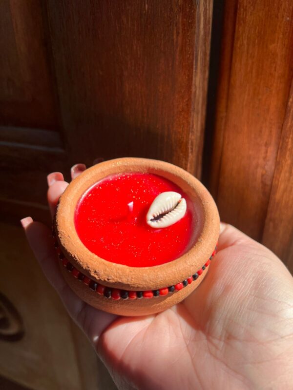 Uma vela ela aromática de Exu, quando feita com intenção, respeito e elementos certos, torna-se um instrumento poderoso de abertura de caminhos, proteção espiritual, força e comunicação com o sagrado. Exu é o Orixá que rege os caminhos, a justiça, o movimento, a linguagem e os encontros