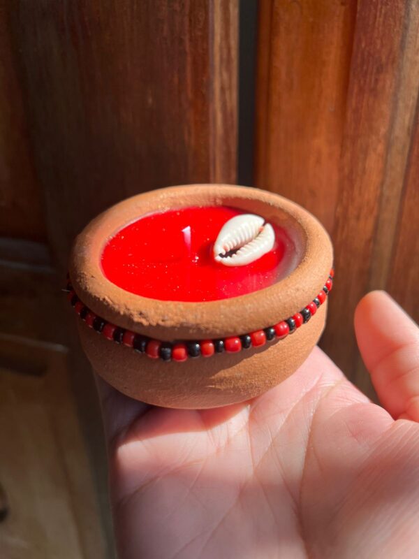 Uma vela ela aromática de Exu, quando feita com intenção, respeito e elementos certos, torna-se um instrumento poderoso de abertura de caminhos, proteção espiritual, força e comunicação com o sagrado. Exu é o Orixá que rege os caminhos, a justiça, o movimento, a linguagem e os encontros