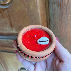 Uma vela ela aromática de Exu, quando feita com intenção, respeito e elementos certos, torna-se um instrumento poderoso de abertura de caminhos, proteção espiritual, força e comunicação com o sagrado. Exu é o Orixá que rege os caminhos, a justiça, o movimento, a linguagem e os encontros