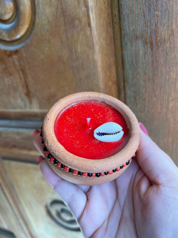Uma vela ela aromática de Exu, quando feita com intenção, respeito e elementos certos, torna-se um instrumento poderoso de abertura de caminhos, proteção espiritual, força e comunicação com o sagrado. Exu é o Orixá que rege os caminhos, a justiça, o movimento, a linguagem e os encontros