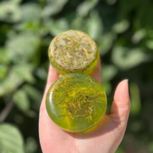 Sabonete de alecrim. Possui ação revigorante e energizante. O alecrim desperta o ânimo, a força de vontade e auxilia na clareza mental. Excelente para uso naqueles dias de preguiça, indisposição ou peso. Aroma de alecrim premium.