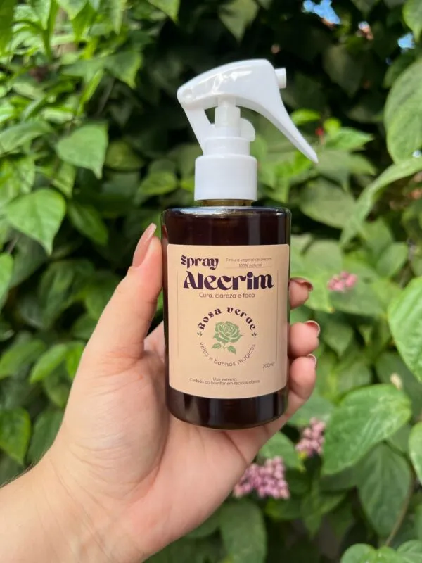 O spray de alecrim carrega a função de energizar um ambiente ou pessoa. Ao borrifar ele estimula a clareza, foco e cura energética rosa verde