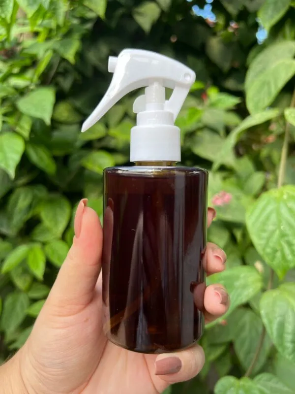 O spray de alecrim carrega a função de energizar um ambiente ou pessoa. Ao borrifar ele estimula a clareza, foco e cura energética rosa verde