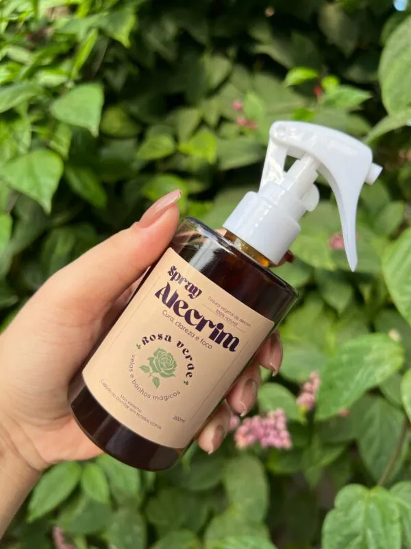 O spray de alecrim carrega a função de energizar um ambiente ou pessoa. Ao borrifar ele estimula a clareza, foco e cura energética rosa verde