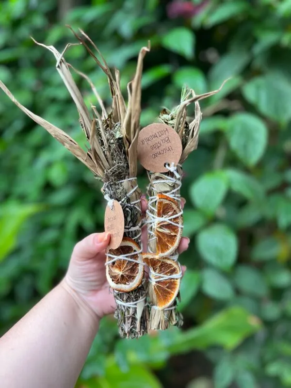 Incenso em bastão harmonia: Ideal para quem deseja equilibrar as energias, trazer alegria ao ambiente e favorecer o bem estar rosa verde