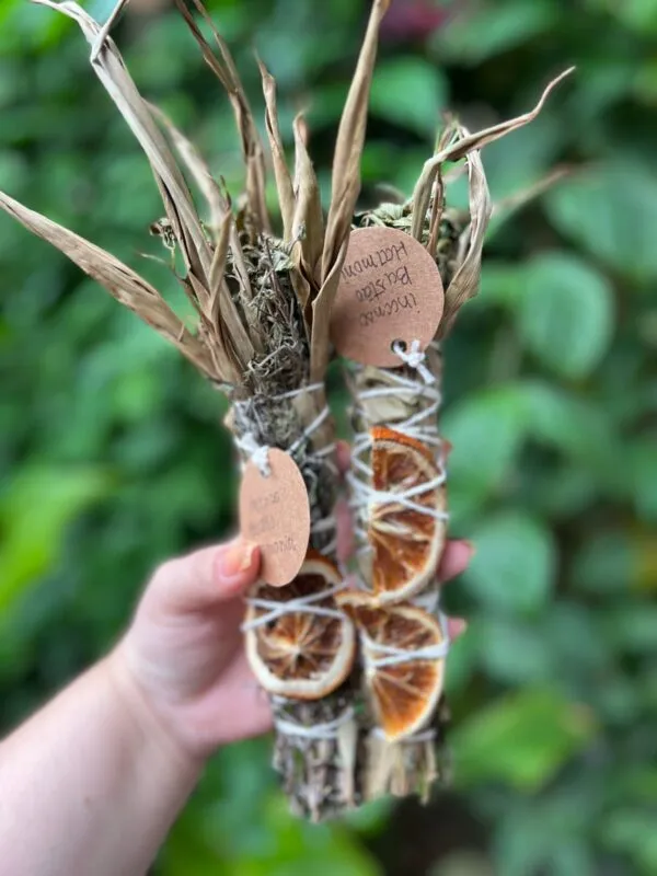 Incenso em bastão harmonia: Ideal para quem deseja equilibrar as energias, trazer alegria ao ambiente e favorecer o bem estar rosa verde