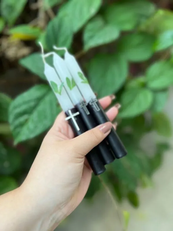 Vela de preto Velho consagrado em ritual a eles. Acender uma vela para Preto Velho é um ato de fé, respeito e conexão espiritual. Os Pretos Velhos são entidades de luz, sabedoria e humildade. Usar vela preta e branca (bicolor), símbolo do equilíbrio espiritual, ou só preta (em alguns terreiros), quando se pede limpeza profunda e firmeza. Segunda-feira é o dia mais associado aos Pretos Velhos, mas você pode acender em qualquer dia, com fé e respeito. Eles trabalham principalmente na cura emocional e espiritual, no aconselhamento e na limpeza de caminhos.