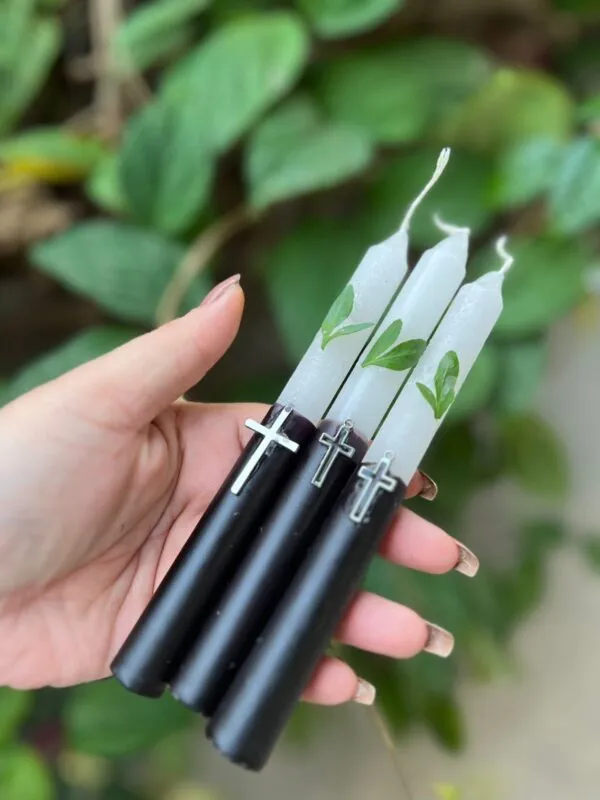 Vela de preto Velho consagrado em ritual a eles. Acender uma vela para Preto Velho é um ato de fé, respeito e conexão espiritual. Os Pretos Velhos são entidades de luz, sabedoria e humildade. Usar vela preta e branca (bicolor), símbolo do equilíbrio espiritual, ou só preta (em alguns terreiros), quando se pede limpeza profunda e firmeza. Segunda-feira é o dia mais associado aos Pretos Velhos, mas você pode acender em qualquer dia, com fé e respeito. Eles trabalham principalmente na cura emocional e espiritual, no aconselhamento e na limpeza de caminhos.